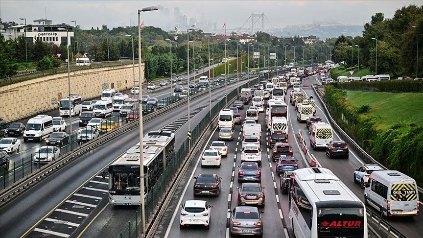 Metrobüste çıkan yangın seferleri olumsuz etkiledi