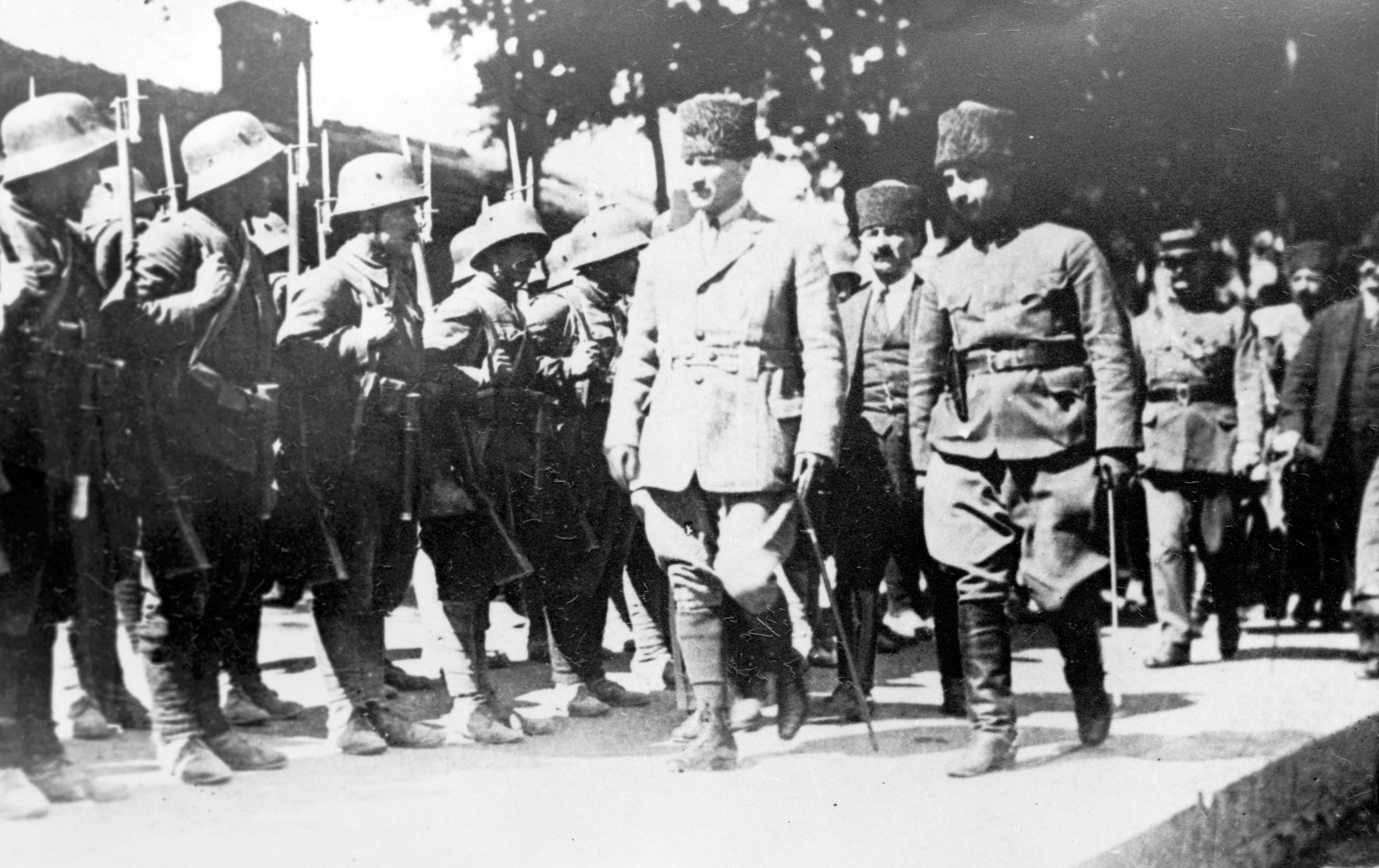 1921 Mustafa Kemal Ataturk Ismet Inonu Fransiz Binbasi Sarou Bati Cephesi Ziyareti Asker Karsilama