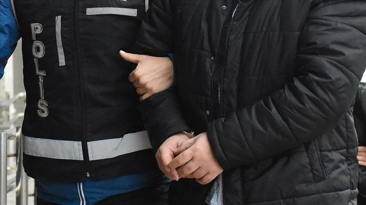 İkinci el araç satımında sahte raporlar düzenledikleri iddia edilen 14 zanlı yakalandı