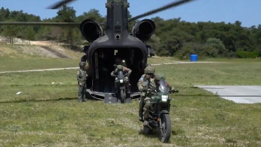 EFES-2026 Tatbikatı'nda motosikletli unsurlarca CH-47 helikopteri ile inme ve binme eğitimleri yapıldı