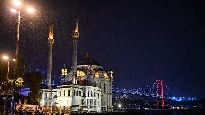 İstanbul'un çeşitli bölgelerinde sağanak yağış etkili oldu