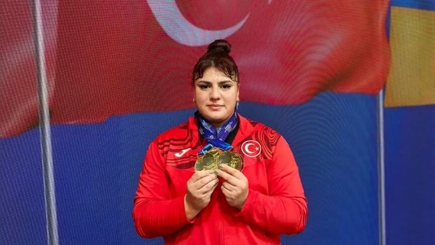 Milli haltercimiz Tuana Süren, Avrupa Gençler Şampiyonası'nda 3 altın madalya kazandı!