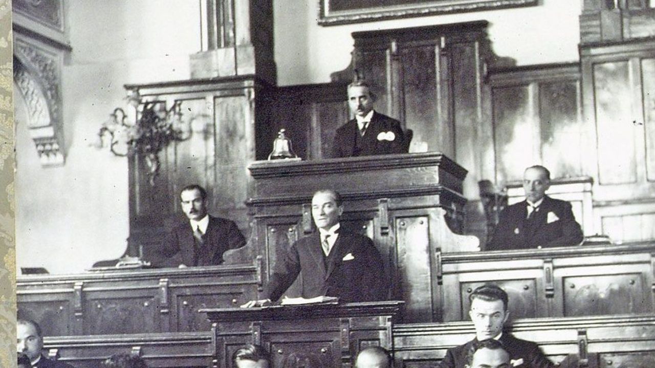 "Efendiler, Yarın Cumhuriyet’i İlan Edeceğiz!"