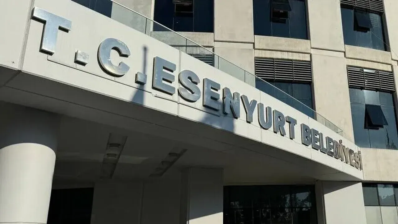 Esenyurt Belediyesi'ne yönelik soruşturmada gözaltına alınan 17 şüpheli adliyeye getirildi