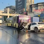 Küçükçekmece'de İETT otobüsüne çarpan otomobildeki 3 kişi yaşamını yitirdi