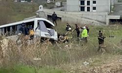 Esenyurt'ta devrilen midibüs 2 kişinin hayatına mâl oldu