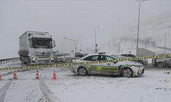 Kayseri-Malatya kara yolu kar ve tipi nedeniyle taşıt trafiğine kapatıldı