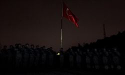 Mehmetçik, 6 Şubat depremlerinin üçüncü yılında saygı duruşunda bulundu