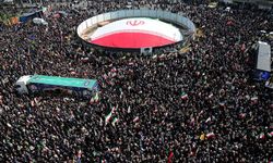 Tahran'da Laricani ve İranlı denizciler için cenaze töreni organize edildi