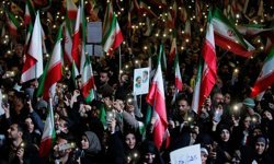 Tahran'da binlerce kişi ABD ve İsrail'i protesto etti