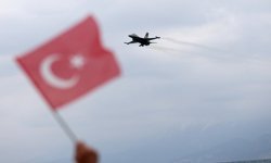 SOLOTÜRK, Antalya'da gösteri uçuşu gerçekleştirdi