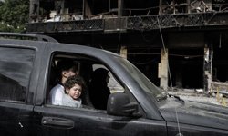 Beyrut'ta yerinden edilen kişiler ateşkesin ardından evlerine dönmeye başladı