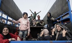 Lübnanlılar, ateşkesle birlikte ülkenin güneyindeki evlerine dönüyor