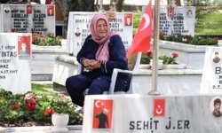 Şehit anneleri, Anneler Günü'nde kabir başında dua etti