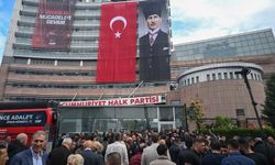 Emniyet güçleri, tahliye için CHP'nin parti binasına girdi