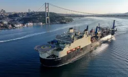 Doğal gaz boru hattı döşeme gemisi CASTRONE, İstanbul Boğazı'ndan geçti!