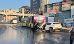 Küçükçekmece'de İETT otobüsüne çarpan otomobildeki 3 kişi yaşamını yitirdi