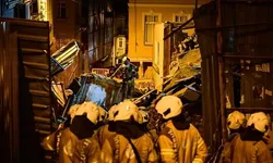 Beyoğlu'nda 4 katlı metruk bina çöktü!