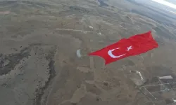3 bin 37,5 metrekarelik dev Türk bayrağı, gökyüzünde dalgalandı!
