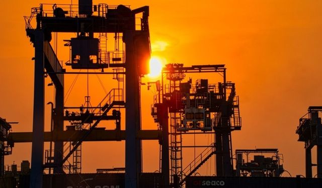 Sanayi üretimi yıllıkta artarken, aylıkta geriledi