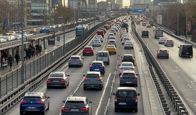 İstanbul'da haftanın ilk iş gününde trafik yoğunluğu mevcut