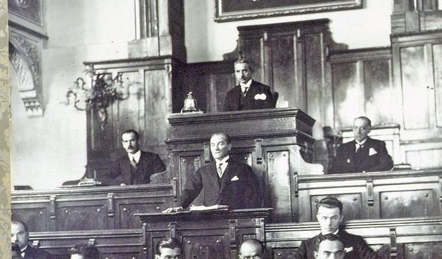 "Efendiler, Yarın Cumhuriyet’i İlan Edeceğiz!"