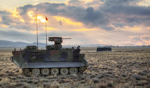 Türkiye’nin ilk elektrikli zırhlı personel taşıyıcısı E-ZPT tanıtıldı