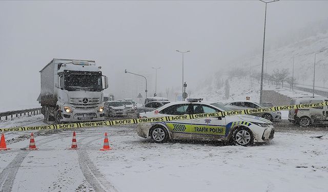 Kayseri-Malatya kara yolu kar ve tipi nedeniyle taşıt trafiğine kapatıldı