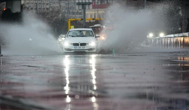 Yurdun bazı bölgelerinde fırtına ve sağanak yağış etkili