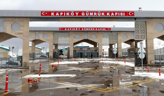 İran ile üç gümrük kapısında yolcu geçişleri karşılıklı durduruldu