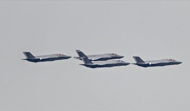 İspanya, ABD uçaklarına "hava sahasını" kapattı