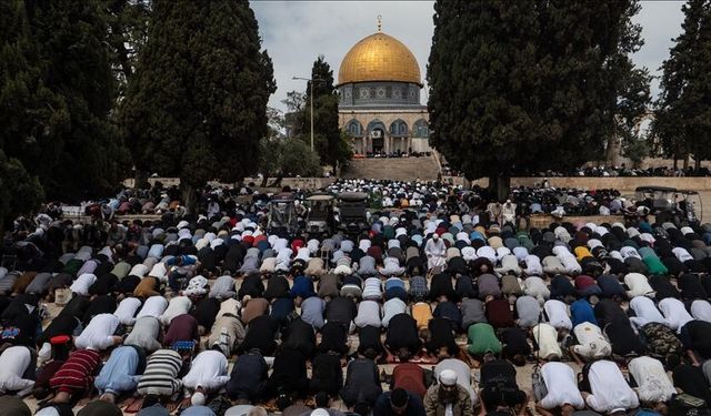 Filistinlilerin Mescid-i Aksa'da namaz kılmasına izin verilmedi!