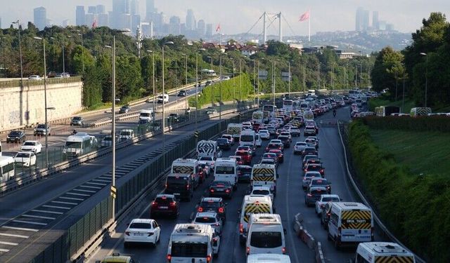 Yeni haftanın ilk iş gününde İstanbul'da trafik yoğunluğu yaşanıyor