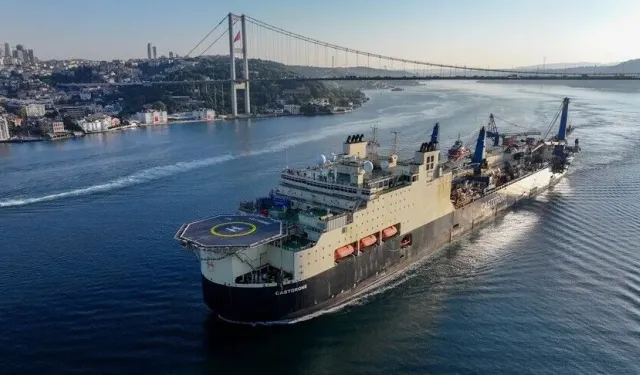 Doğal gaz boru hattı döşeme gemisi CASTRONE, İstanbul Boğazı'ndan geçti!