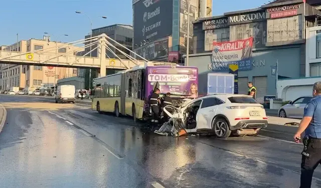 Küçükçekmece'de İETT otobüsüne çarpan otomobildeki 3 kişi yaşamını yitirdi