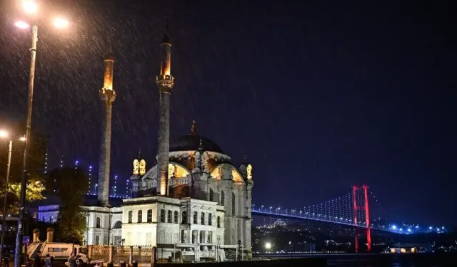 İstanbul'un çeşitli bölgelerinde sağanak yağış etkili oldu