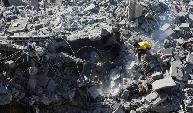 Gazze'de hasarlı bir binanın çökmesi sonucu 9 kişi yaşamını yitirdi