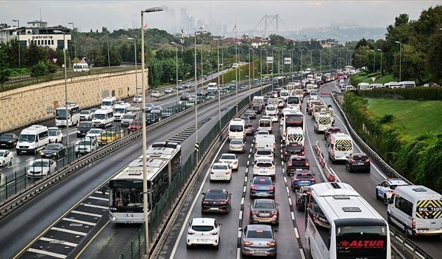 Metrobüste çıkan yangın seferleri olumsuz etkiledi