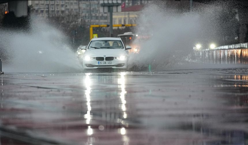 Yurdun bazı bölgelerinde fırtına ve sağanak yağış etkili