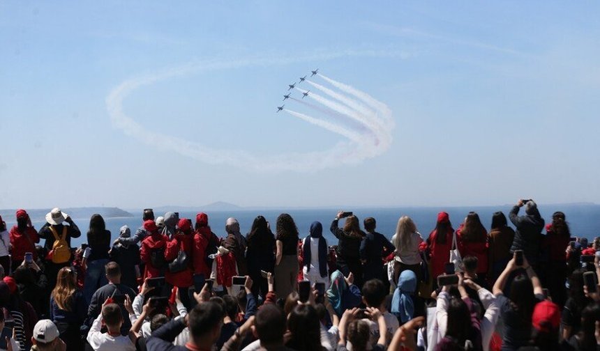 Türk Yıldızları, Çanakkale Şehitler Abidesi üzerinde gösteri uçuşu gerçekleştirdi