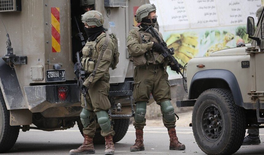 İsrail, Nablus kentine düzenlediği baskında 3 Filistinliyi gözaltına aldı