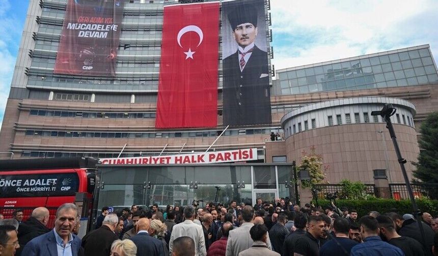 Emniyet güçleri, tahliye için CHP'nin parti binasına girdi