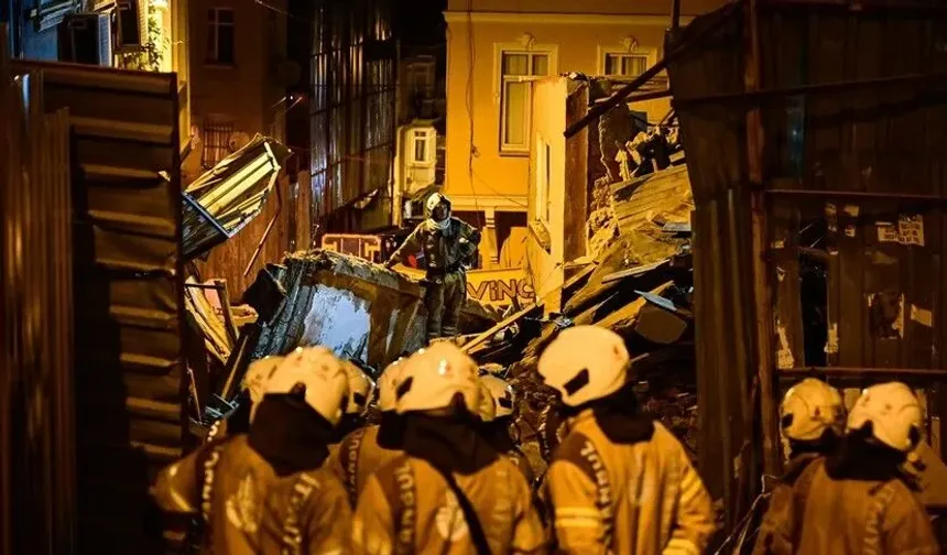 Beyoğlu'nda 4 katlı metruk bina çöktü!